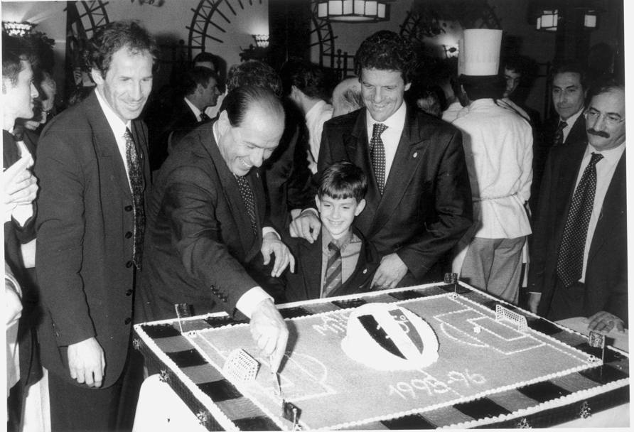 Nel 1996 il Milan torna campione d&#39;Italia con Fabio Capello: il taglio della torta spetta a Silvio Berlusconi